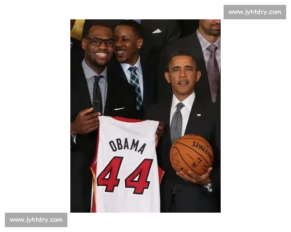 奥纳纳布基纳法索获总统接见 赠欧联杯签名球衣表敬意